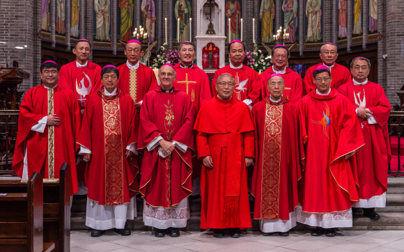 천주교 서울대교구장 염수정 추기경이 30일 오전 서울 중구 명동길 74 명동대성당에서 이임 감사 미사를 봉헌한 뒤 교구 주교들과 기념촬영을 하고 있다. 2021.11.30. 사진공동취재단