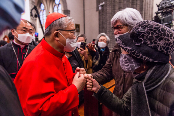 천주교 서울대교구장 염수정 추기경이 30일 오전 서울 중구 명동길 74 명동대성당에서 이임 감사 미사를 봉헌한 뒤 참석자들의 인사를 받으며 성당을 나서고 있다. 2021.11.30. 사진공동취재단