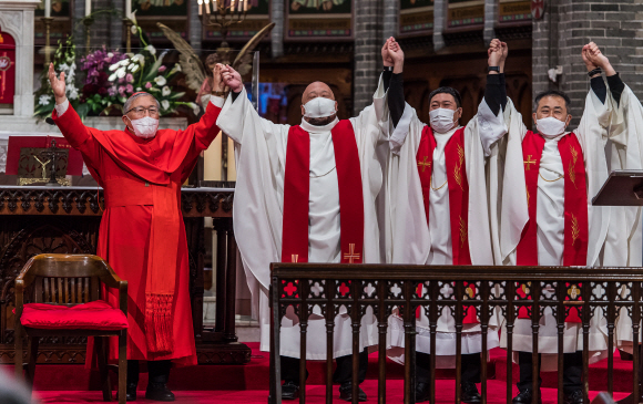 천주교 서울대교구장 염수정 추기경이 30일 오전 서울 중구 명동길 74 명동대성당에서 이임 감사 미사를 봉헌한 뒤 사제들과 손을 들어 보이고 있다. 2021.11.30. 사진공동취재단