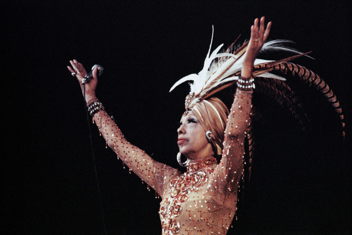 30일(이하 현지시간) 프랑스 파리 판테온에 흑인 여성으로는 처음 모셔지는 재즈 무용수 겸 인권운동가 조세핀 베이커가 지난 1957년 5월 27일 파리의 올림피아 뮤직홀에서 자신의 쇼 ‘Paris, mes Amours’ 연기에 몰두해 있다. AP 자료사진 