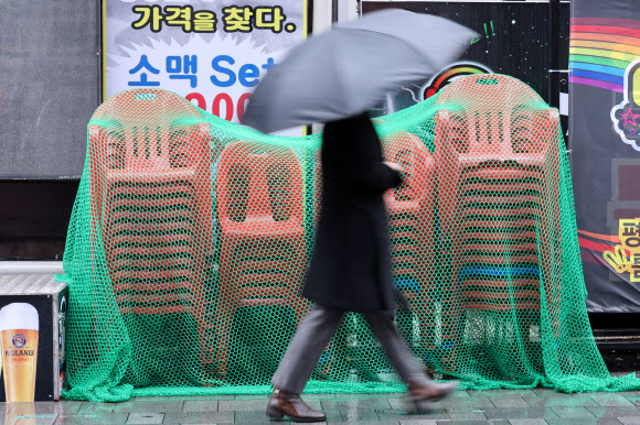 30일 서울 종로의 한 식당가에 한 주점이 내놓은 간이 의자가 쌓여 있다. 코로나19 변이 바이러스인 ‘오미크론’이 세계적으로 유행할 조짐을 보이면서 위드 코로나 정책으로 잠시 회복세를 보이던 자영업이 다시 위축될 것으로 우려된다. 2021.11.30 연합뉴스