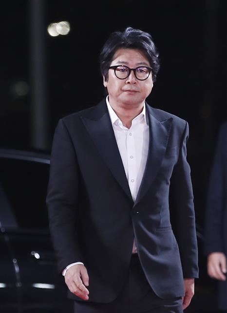 배우 김윤석이 26일 서울 여의도 KBS홀에서 열린 ‘제42회 청룡영화상’ 레드카펫 행사에 참석하고 있다. 2021.11.26 뉴스1