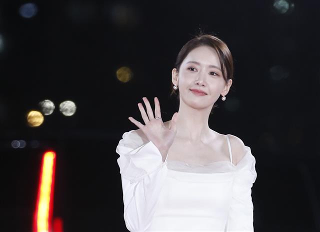 배우 임윤아가 26일 서울 여의도 KBS홀에서 열린 ‘제42회 청룡영화상’ 레드카펫 행사에 참석하고 있다. 2021.11.26  뉴스1