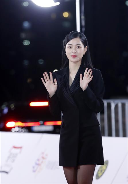 배우 이수경이 26일 서울 여의도 KBS홀에서 열린 ‘제42회 청룡영화상’ 레드카펫 행사에 참석하고 있다. 2021.11.26/뉴스1