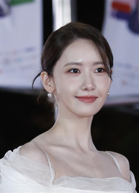 배우 임윤아가 26일 서울 여의도 KBS홀에서 열린 ‘제42회 청룡영화상’ 레드카펫 행사에 참석하고 있다. 2021.11.26  뉴스1