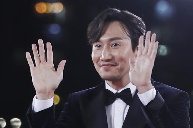 배우 이광수가 26일 서울 여의도 KBS홀에서 열린 ‘제42회 청룡영화상’ 레드카펫 행사에 참석하고 있다. 2021.11.26  뉴스1