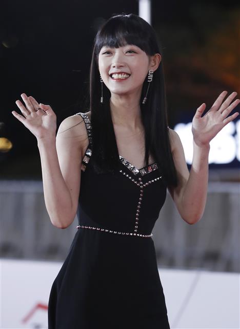 배우 이유미가 26일 서울 여의도 KBS홀에서 열린 ‘제42회 청룡영화상’ 레드카펫 행사에 참석하고 있다. 2021.11.26  뉴스1