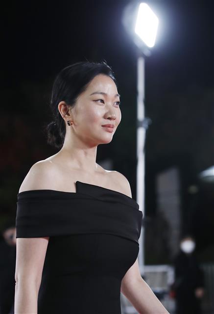배우 장윤주가 26일 서울 여의도 KBS홀에서 열린 ‘제42회 청룡영화상’ 레드카펫 행사에 참석하고 있다. 2021.11.26   뉴스1