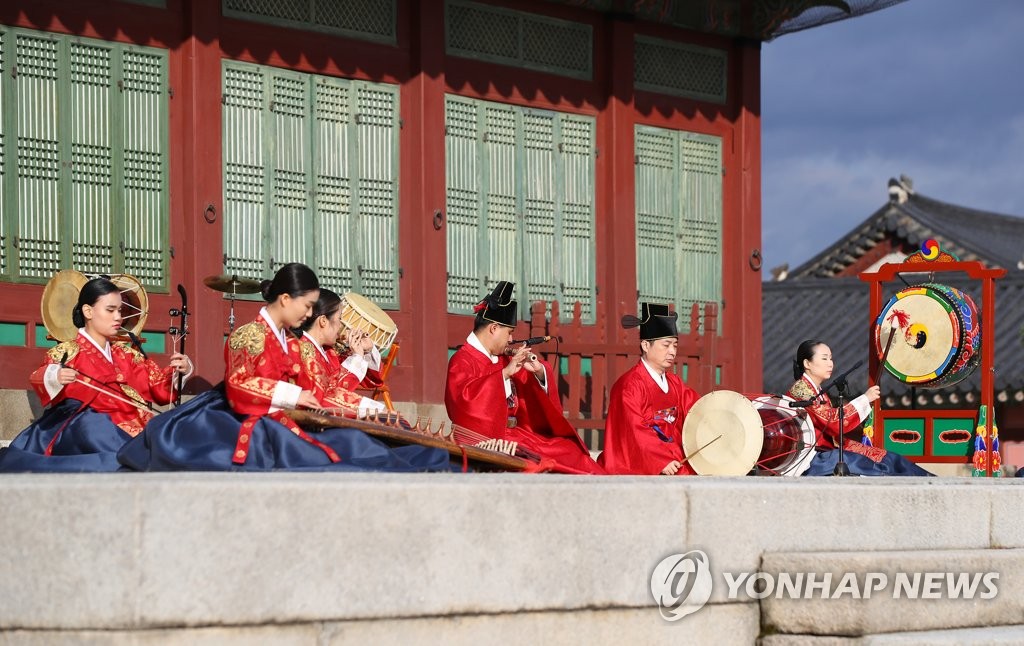 시각장애인들로 구성된 관현맹인전통예술단 단원들이 10일 오후 서울 경복궁 수정전 앞에서 궁중음악 공연을 펼치고 있다. 관현맹인은 조선시대 궁중에서 현악기와 관악기를 연주한 맹인 악사를 뜻한다. 2021.11.10 연합뉴스