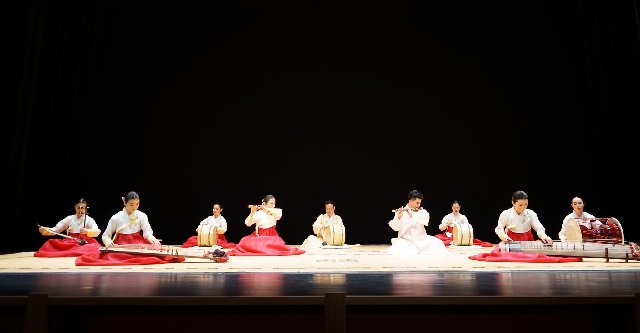 관현맹인전통예술단이 지난 5월 12일 국립부산국악원 예지당에서 공연하는 모습. 관현맹인전통예술단 제공