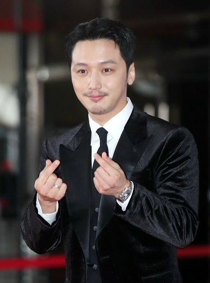 배우 변요한이 26일 오후 서울 영등포구 KBS홀에서 열린 ‘제42회 청룡영화상’ 시상식에 앞서 포즈를 취하고 있다. 2021.11.26 연합뉴스