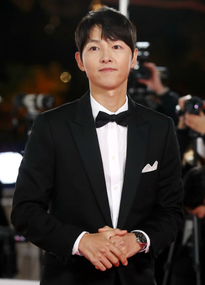 배우 송중기가 26일 오후 서울 영등포구 KBS홀에서 열린 ‘제42회 청룡영화상’ 시상식에 앞서 레드카펫을 걷고 있다.  2021.11.26 연합뉴스