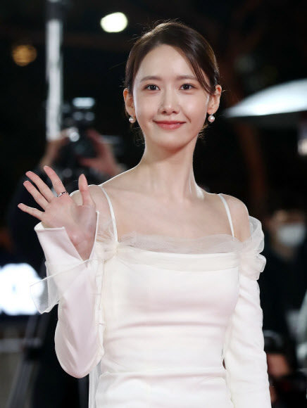 배우 임윤아가 26일 오후 서울 영등포구 KBS홀에서 열린 ‘제42회 청룡영화상’ 시상식에 앞서 레드카펫을 걷고 있다.  2021.11.26 연합뉴스