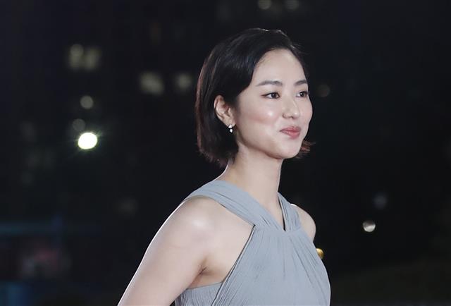 배우 전여빈이 26일 서울 여의도 KBS홀에서 열린 ‘제42회 청룡영화상’ 레드카펫 행사에 참석하고 있다. 2021.11.26  뉴스1