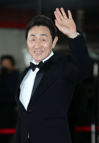 영화 ‘모가디슈’에서 북한 대사 역을 맡은 배우 허준호가 26일 오후 서울 영등포구 KBS홀에서 열린 ‘제42회 청룡영화상’ 시상식에 앞서 레드카펫을 걷고 있다. 2021.11.26 연합뉴스