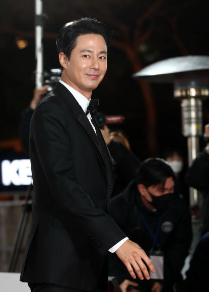 배우 조인성이 26일 오후 서울 영등포구 KBS홀에서 열린 ‘제42회 청룡영화상’ 시상식에 앞서 레드카펫을 걷고 있다.  2021.11.26 연합뉴스