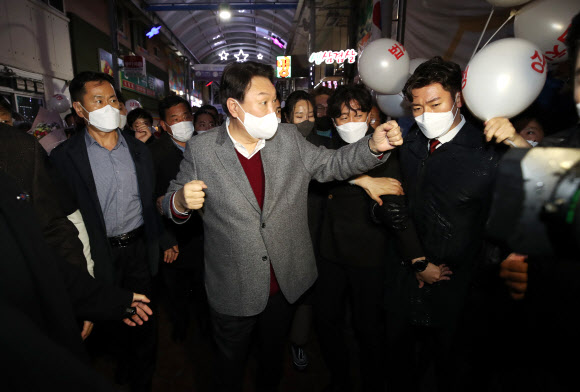 국민의힘 윤석열 대선 후보가 30일 저녁 충북 청주시 상당구 서문시장을 방문해 지지자들과 인사하고 있다. 2021.11.30  사진공동취재단