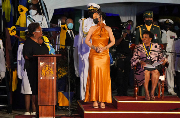 세계적인 팝스타 리애나가 30일(현지시간) 바베이도스 브리지타운에서 열린 바베이도스 공화국 전환 기념식에 참석하고 있다. 리애나는 이날 ‘국가 영웅’ 칭호를 받았다. 브리지타운 로이터 연합뉴스