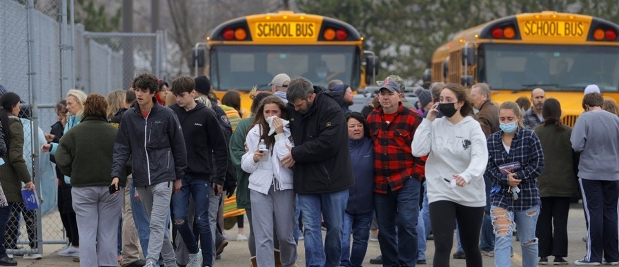 2021년 11월 30일 학생에 의한 무차별 총격 사건이 벌어진 미국 미시간주 옥스퍼드 고교에서 학부모들이 자녀를 데리고 나오고 있다. AP 연합뉴스