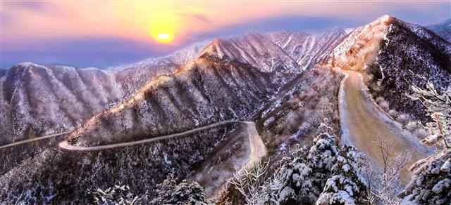 북한 노동당 기관지 노동신문은 1일 김정일 국방위원장 사망 10주기(12월17일)를 앞두고 “길이 멀고 험해도 일없다고, 전사들이 있는 곳이라면 아무리 멀고 험한 길이라도 가보아야 한다고 하며 미끄러져 내리는 야전차를 몸소 미시며 오성산에도 주저 없이 오른 장군님”이라고 추모했다.  뉴스1  