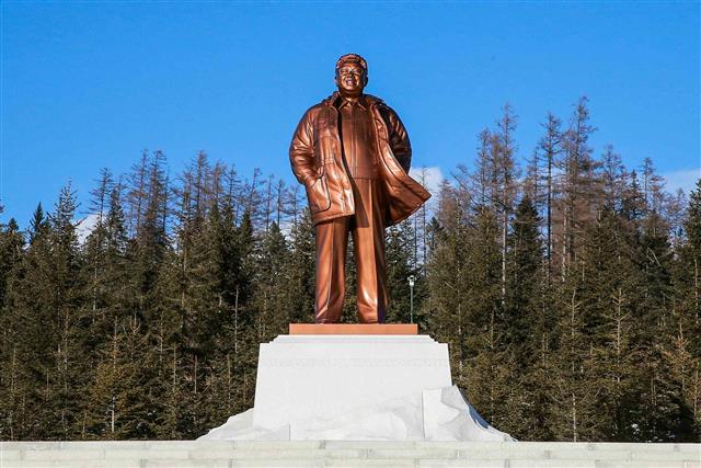 북한 노동당 기관지 노동신문은 1인 “피눈물의 언덕에서부터 어느덧 10년, 절세 위인에 대한 끓어 넘치는 그리움을 안고 이 땅의 일각일초가 흐른다”고 다가오는 김정일 국방위원장 사망 10주기(12월17일)를 기렸다.    뉴스1  