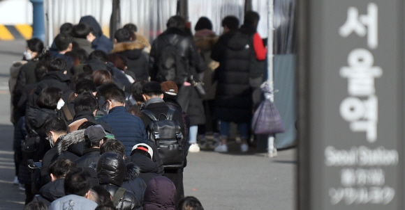 지난 2일 서울역 선별진료소를 찾은 시민들이 코로나19 검사를 받고 있다. 박지환기자 popocar@seoul.co.kr