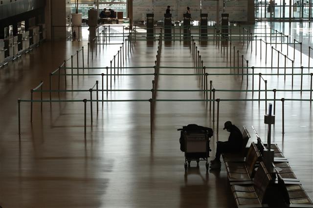 2일 인천국제공항 출국장이 썰렁한 모습을 보이고 있다. 정부는 변이 바이러스 국내 확산에 대응하기 위해 3일부터 16일까지 2주간 내국인 포함 모든 해외 입국자를 대상으로 예방접종 여부와 관계없이 10일간 격리조치를 시행한다. 2021.12.2 뉴스1