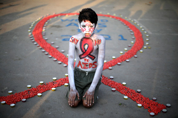 몸으로 알린 ‘세계 에이즈의 날’