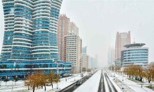 눈 내린 평양의 미래과학자거리 모습