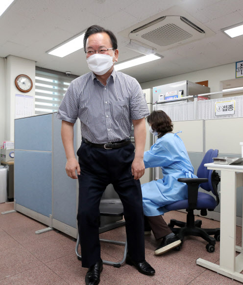 코로나19 백신 ‘부스터 샷’ 접종마친 김부겸 총리