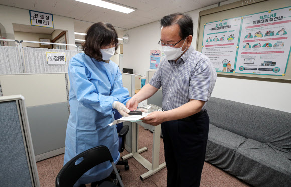 ‘부스터 샷’ 접종 뒤 주의사항 듣는 김부겸 총리