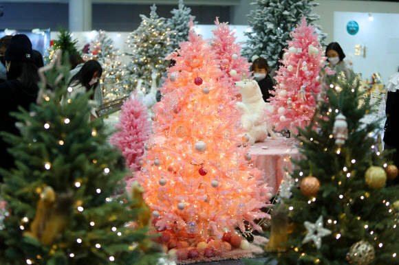 ‘크리스마스 용품 한자리에’