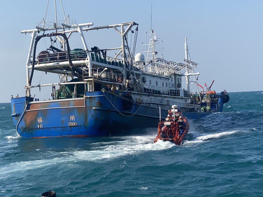 여수해경이 경비함정 단정 등을 이용, 침수 중국어선에서 중국선원 22명을 전원 구조했다. 