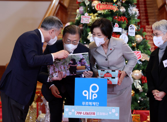 푸르메재단 방울토마토 재배현장 사진 보는 문재인 대통령 내외
