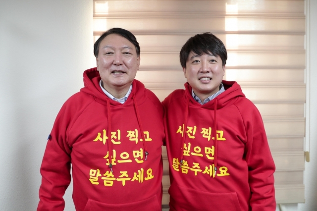 윤석열 국민의힘 대선 후보(왼쪽)와 이준석 대표