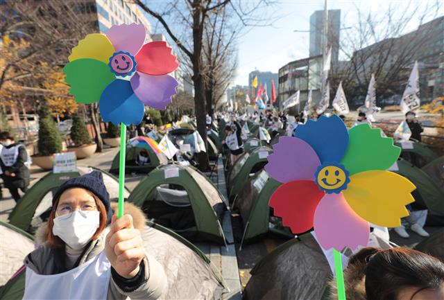 2021 차별금지법 연내제정 쟁취 농성단 관계자들이 4일 서울 여의도 국민은행 앞에서 열린 ‘2021 차별금지법 제정 촉구 집중 농성’에 참석해 텐트를 치고 구호를 외치고 있다. 2021.12.4  뉴스1