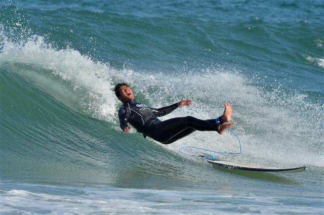 4일 경북 포항시 북구 흥해읍 용한리 해수욕장 특설경기장에서 열린 2021포항메이어스컵 서핑 챔피언십 경기에서 서퍼가 파도 속으로 넘어지고 있다. 이번 대회는 코리아오픈부 롱보드, 숏보드 남녀, 일반부 롱보드, 숏보드 경기와 비기너 통합 남녀부 경기로 열린다. 2021.12.4  뉴스1
