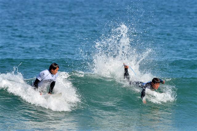 4일 경북 포항시 북구 흥해읍 용한리 해수욕장 특설경기장에서 열린 2021포항메이어스컵 서핑 챔피언십 경기에 출전한 서퍼가 기량을 뽐내고 있다.이번 대회는 코리아오픈부 롱보드, 숏보드 남녀, 일반부 롱보드, 숏보드 경기와 비기너 통합 남녀부 경기로 열린다. 2021.12.4  뉴스1