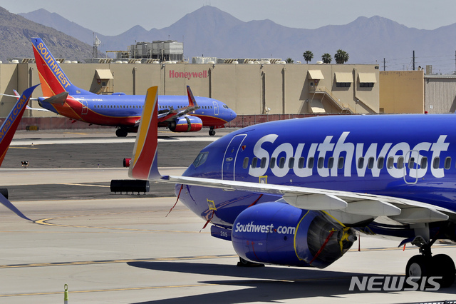 미국 애리조나주 피닉스 스카이하버 국제공항 활주로에 계류 중인 사우스웨스트 항공 여객기들. 