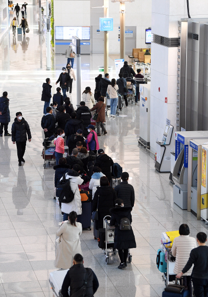 전세계적으로 코로나 19의 새로운 변이인 오미크론 확진자가 속출하고 국내 신규 확진자와 위중증 환자가 급증하고 있는 5일 인천국제공항 출국장에서 해외출국자들이 줄지어 서 있다. 2021.12.5 오장환 기자 5zzang@seoul.co.kr