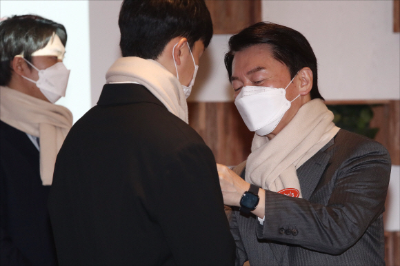 안철수 국민의당 대선 후보가 5일 오전 서울 여의도의 한 카페에서 열린 ‘안철수와 함께하는 청년내각 출범식’에서 청년내각 구성원들에게 뱃지를 달아주고 있다.2021. 12. 5 김명국 선임기자 daunso@seoul.co.kr