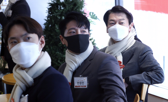 안철수 국민의당 대선 후보가 5일 오전 서울 여의도 한 카페에서 열린 ‘안철수와 함께하는 청년내각 출범식’에 참석해 임명된 청년내각들과 자료를 살펴보고 있다.2021. 12. 5 김명국 선임기자 daunso@seoul.co.kr