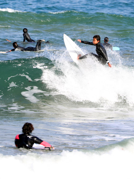‘겨울 바다 수놓는 서퍼들’