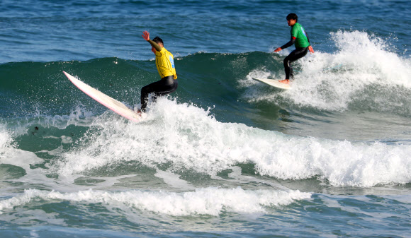 ‘겨울 즐기는 서퍼들’