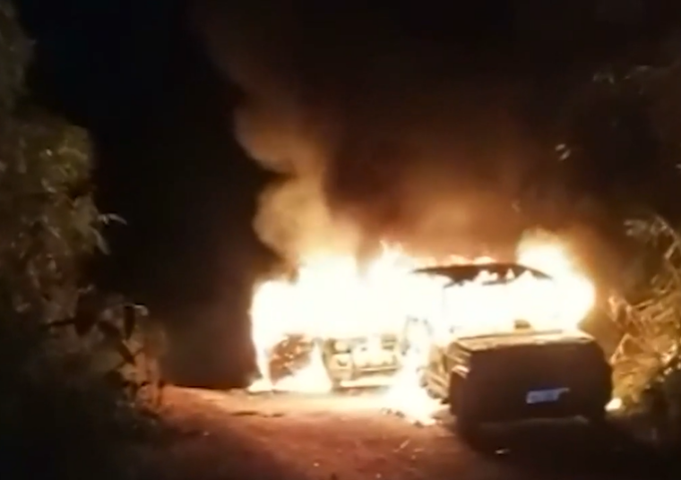 지난 4일(현지시간) 인도 나갈랜드주 몬 지역에서 ‘아삼 라이플 부대’의 총격으로 민간인이 살해당한 뒤 분노한 주민들의 방화로 군 차량이 불타고 있다. 인디아투데이 방송화면 캡처