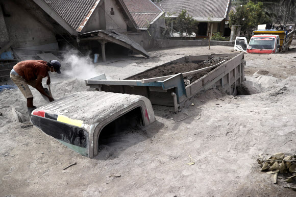 화산재 덮친 인도네시아 자바섬 ‘잿빛지옥’