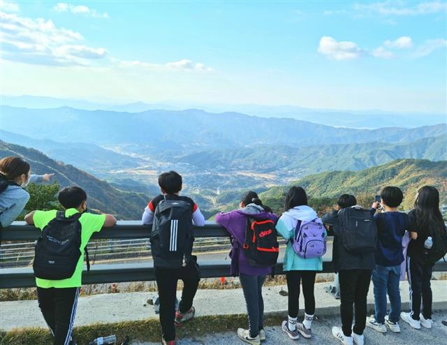 지난 10월 지리산 성삼재에서 경치를 즐기고 있는 전남 구례군 중동초 5·6학년 학생들. 한 학년이 3~7명인 이 학교는 여러 특색 있는 프로그램을 진행한다. 중동초등학교 제공