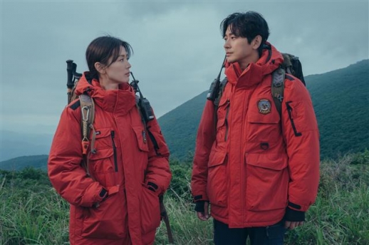‘지리산’의 서이강(전지현)과 강현조(주지훈) 등 레인저들은 실제 국립공원 레인저들을 바탕으로 만들었다.<br>tvN 제공