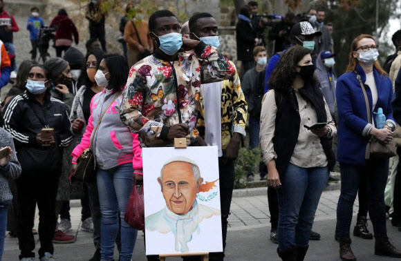 3일(현지시간) 프란치스코 교황이 난민들을 위한 미사를 집전한 키프로스 니코시아의 성십자가성당 앞에 이주민들이 모여 있다. 교황은 4박 5일간의 키프로스·그리스 순방에서 유럽이 이민자를 이방인이 아닌 동료로 받아들여야 한다는 메시지를 전했다. 니코시아 AP 연합뉴스