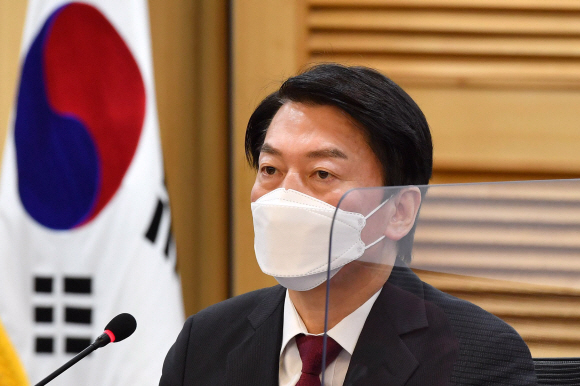 안철수 국민의당 대선후보가 6일 국회 의원회관 제1세미나실에서 열린 중앙선거대책위원회의에서 모두발언을 하고 있다.2021. 12. 6  김명국 선임기자 daunso@seoul.co.kr